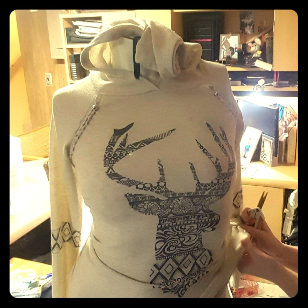 Women's long sleeve shredded top w/ deer print.
